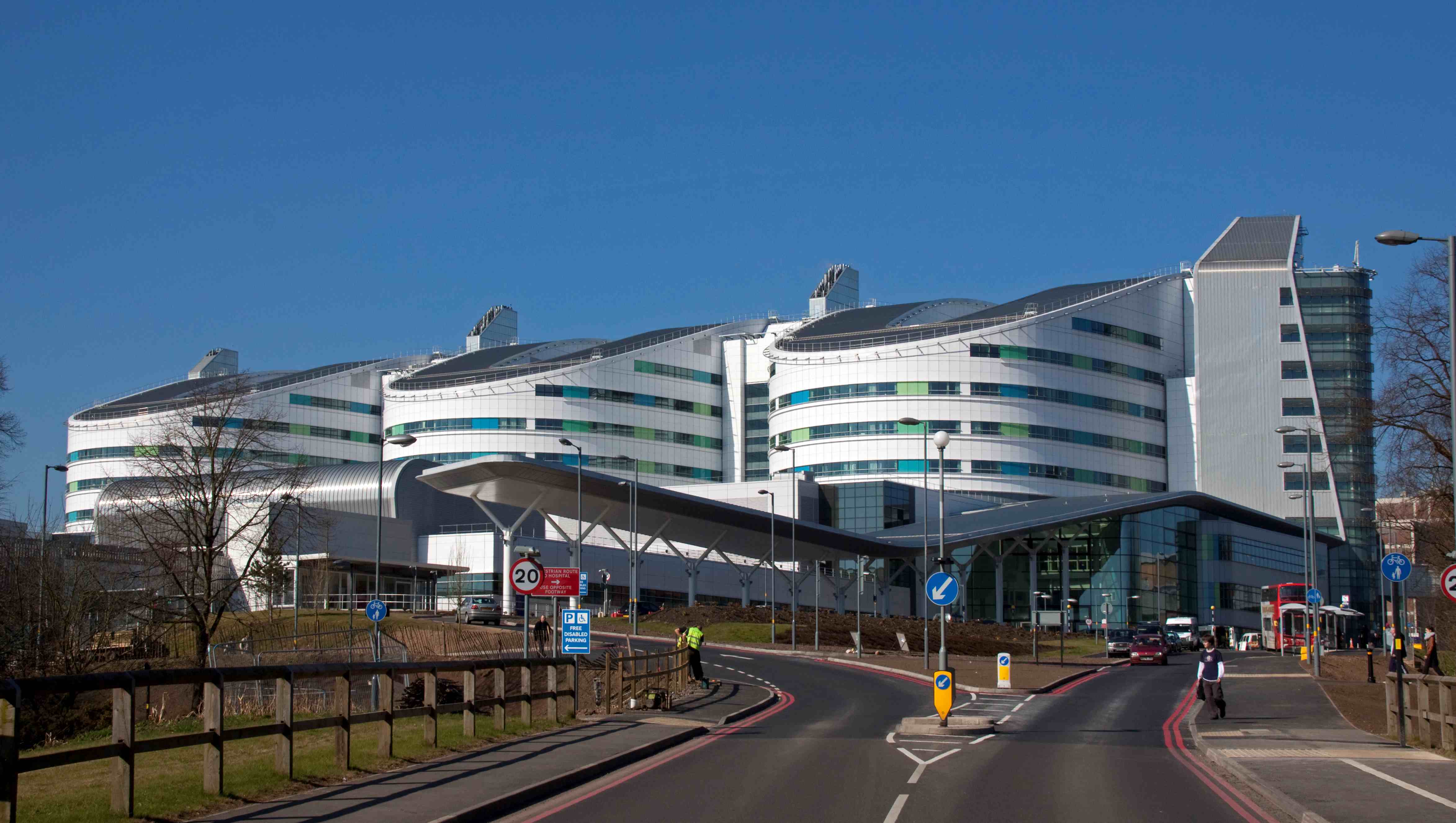 Images Wikimedia Commons/24 Tony Hisgett  Queen_Elizabeth_Hospital_Birmingham UK.jpg